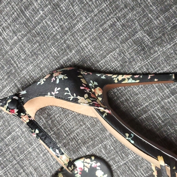 Women's Who What Wear Ankle wrap black with flower 🌼 🌸 accent stiletto heals. - Picture 5 of 9